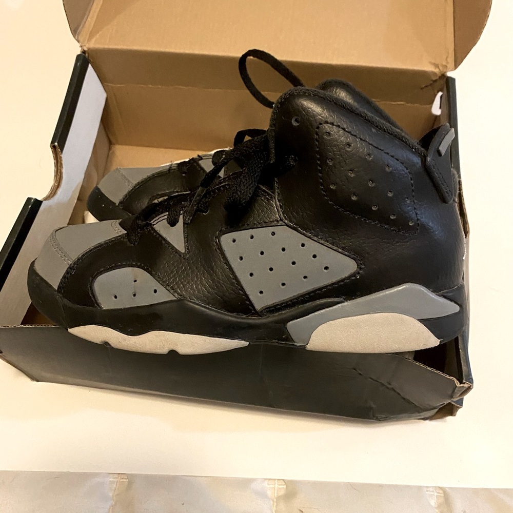 Boys Nike Jordan Retro size 2y
